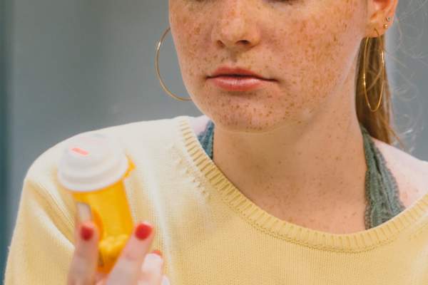 reading pill bottle