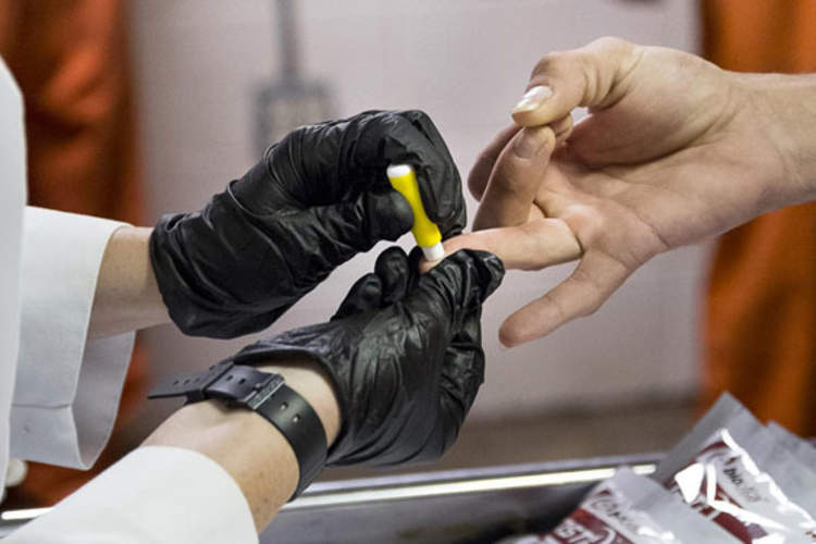An inmate receiving a voluntary HIV test at Lafayette Parish Correctional Center, Lafayette, Louisiana. (Credit: Bryan Tarnowski/Human Rights Watch)