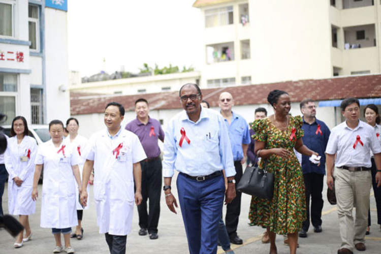 UNAIDS Executive Director Michel Sidibé at Ruili Hospital, Dehong, Yunnan, China (Credit: UNAIDS)