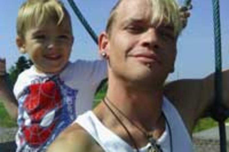 A Best Friends' Pact Leads to a New Life for One HIV-Positive Dad Img