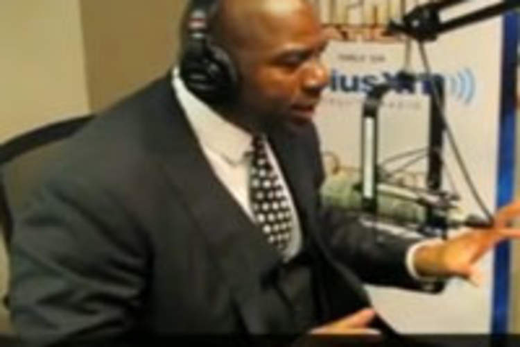 Magic Johnson Wants You to Know He Isn't Cured of HIV, He's Just Taking His Meds Img