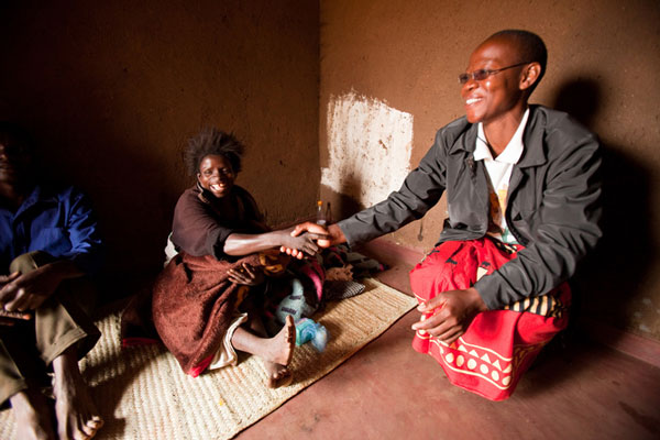 A community health worker meets with an HIV-positive pregnant woman at her home. (Credit: Baylor College of Medicine Children's Foundation -- Malawi/Chris Cox)