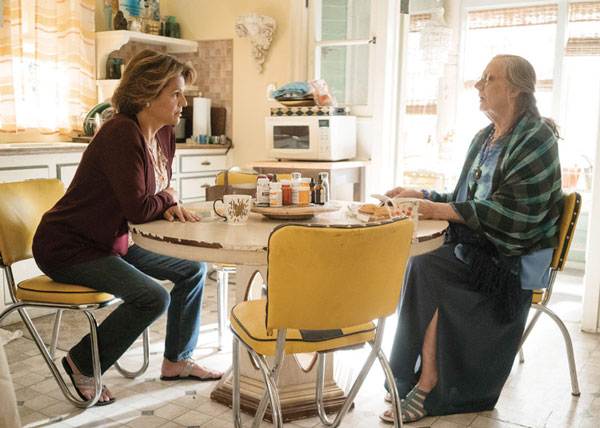 Davina (Alexandra Billings) has a heart-to-heart with Maura (Jeffrey Tambor)