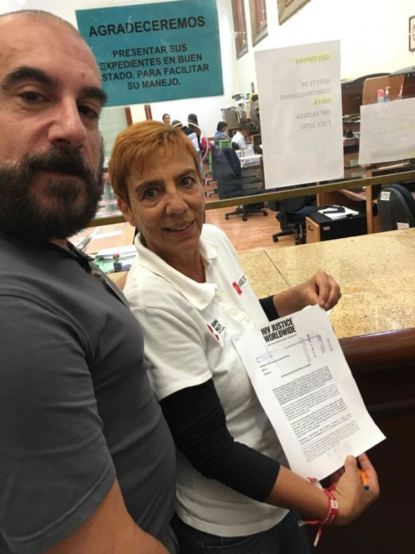 Edwin Bernard (HIV JUSTICE WORLDWIDE) and Patricia Ponce (Grupo Multisectorial Veracruz) presenting the letter to Supreme Court of the Nation, Mexico City (Courtesy of HIV Justice Network)
