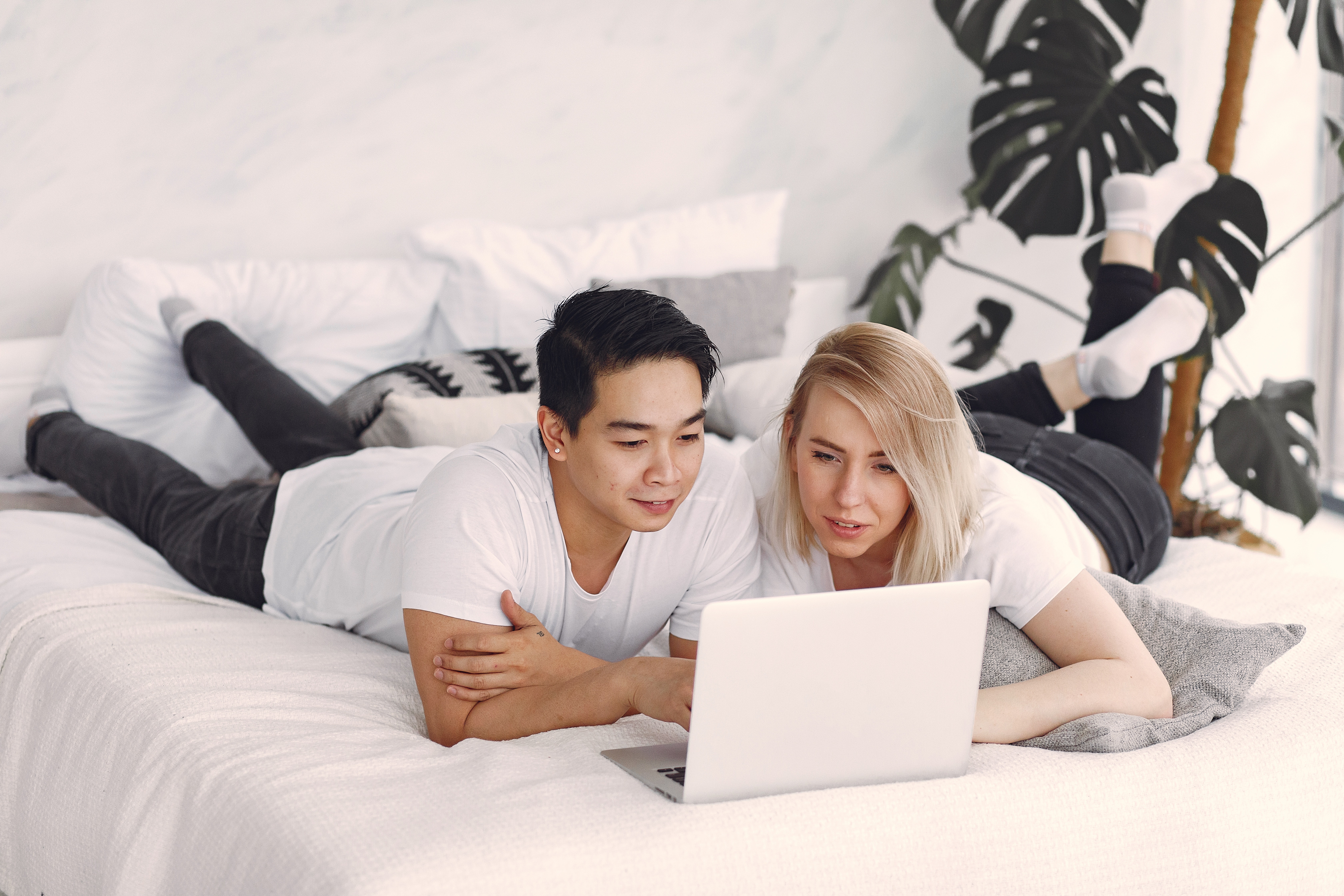 28698466-man-and-woman-on-bed-using-laptop-computer-3912397.jpg