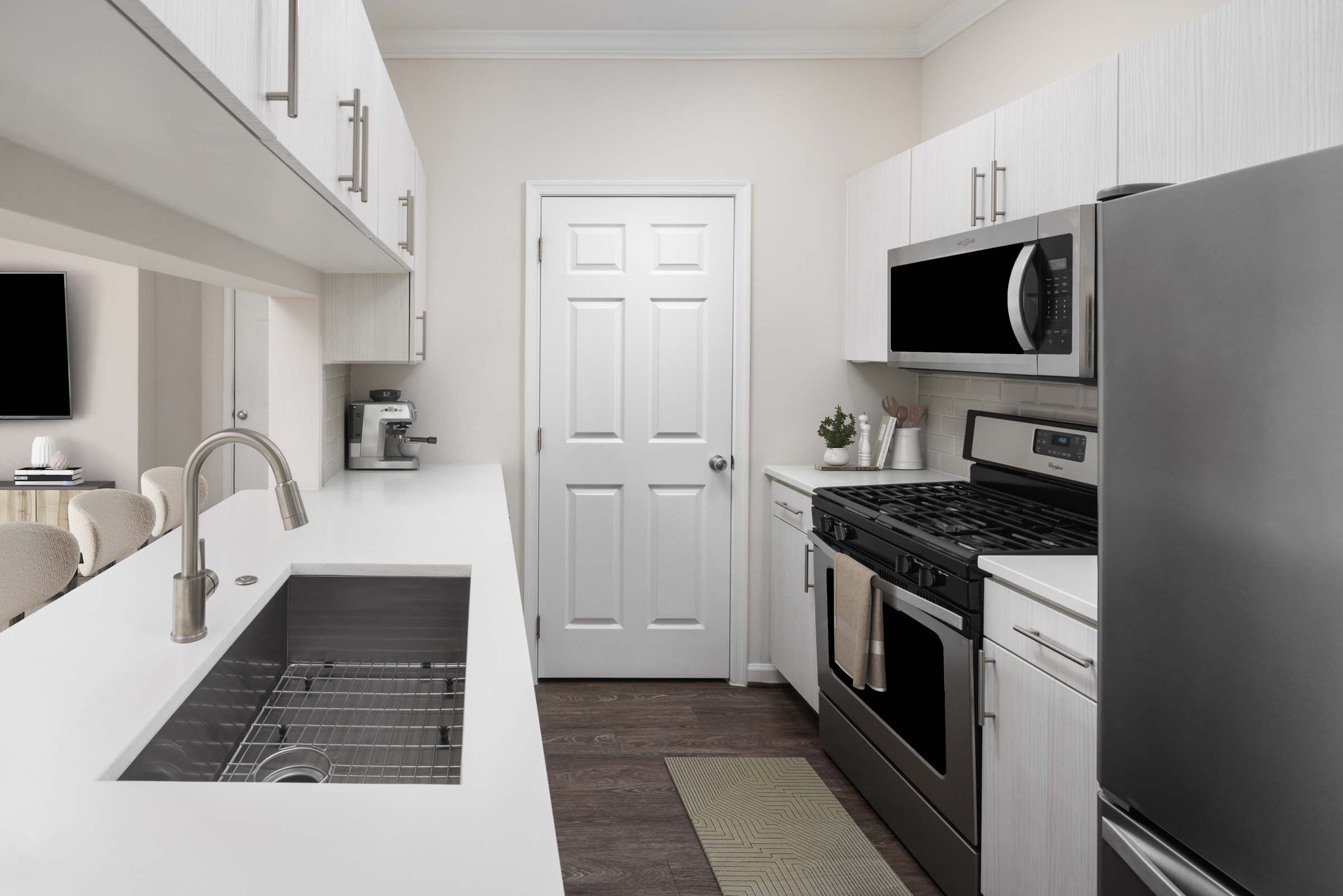 Kitchen with farmhouse sink and gas stovetops at Camden Lansdowne Apartments in Lansdowne, VA.