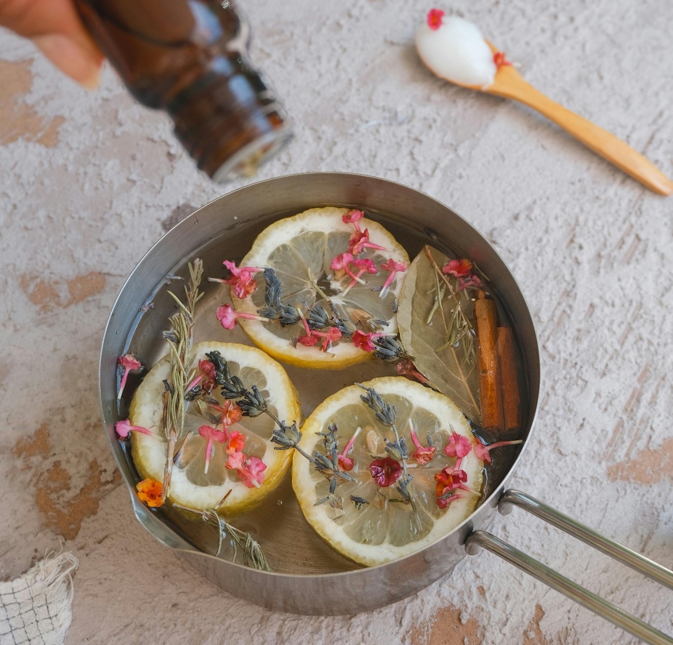 herb boil pot - Photo by hello aesthe: https://www.pexels.com/photo/lemons-in-pot-18038733/