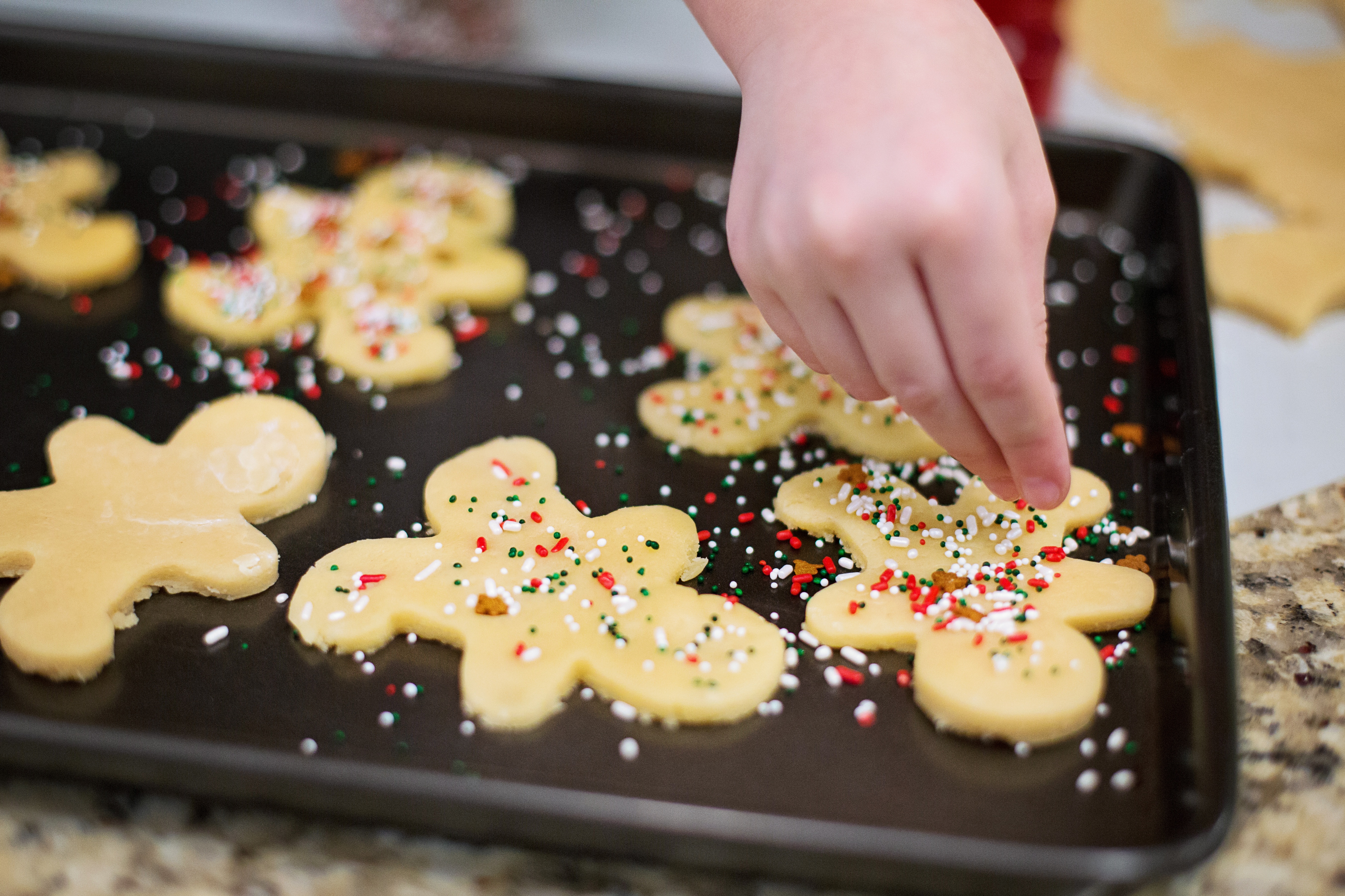 7 ways to spread holiday cheer to your neighbors