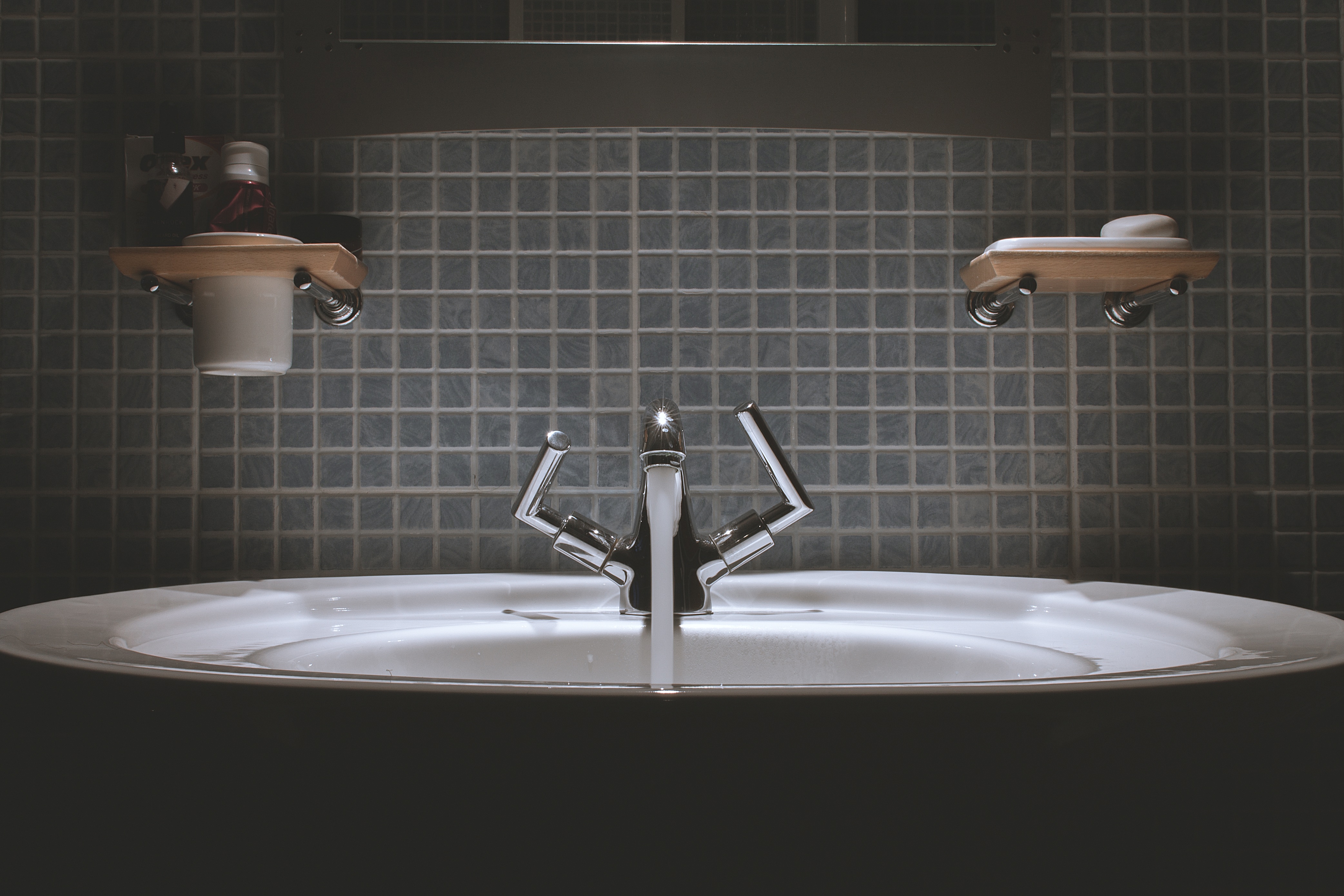 save water by turning off the faucet
