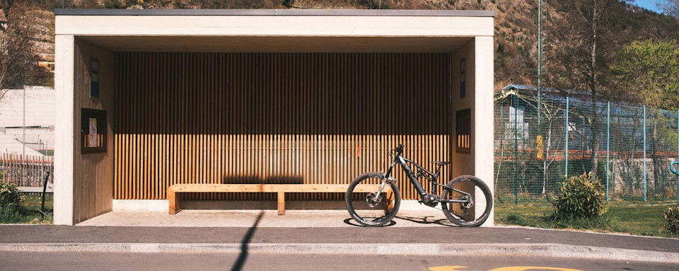 Über R RAYMON Header
