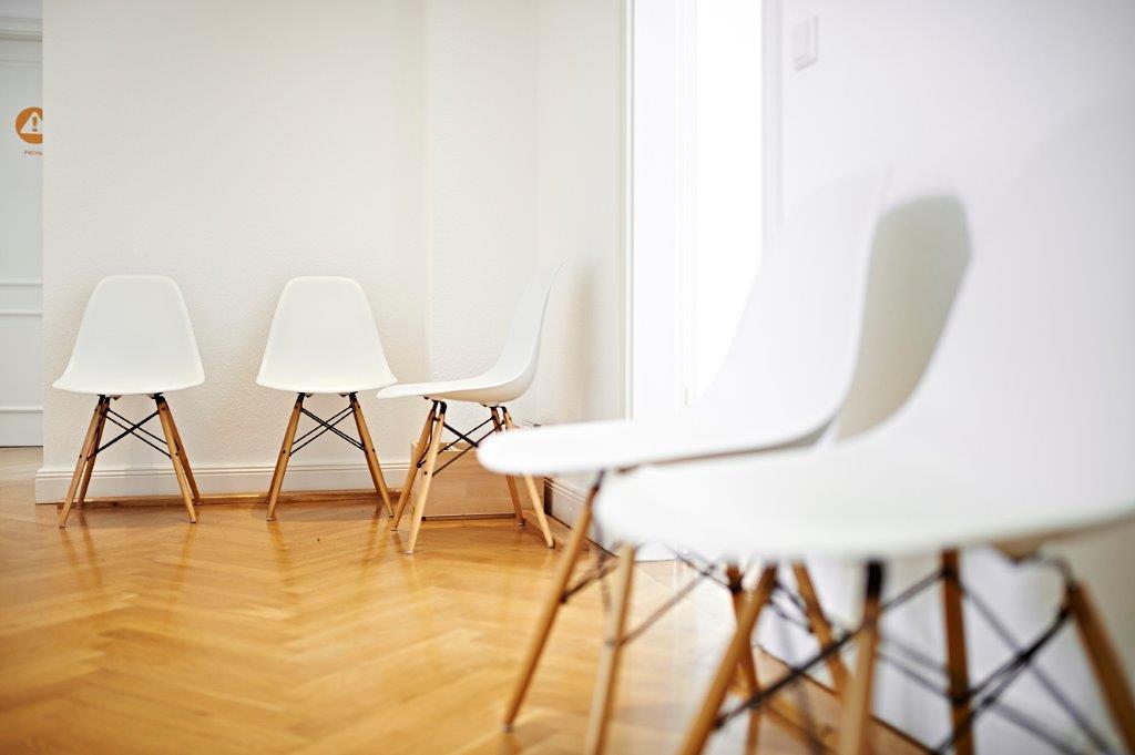 Eingangsbereich mit Stühlen.