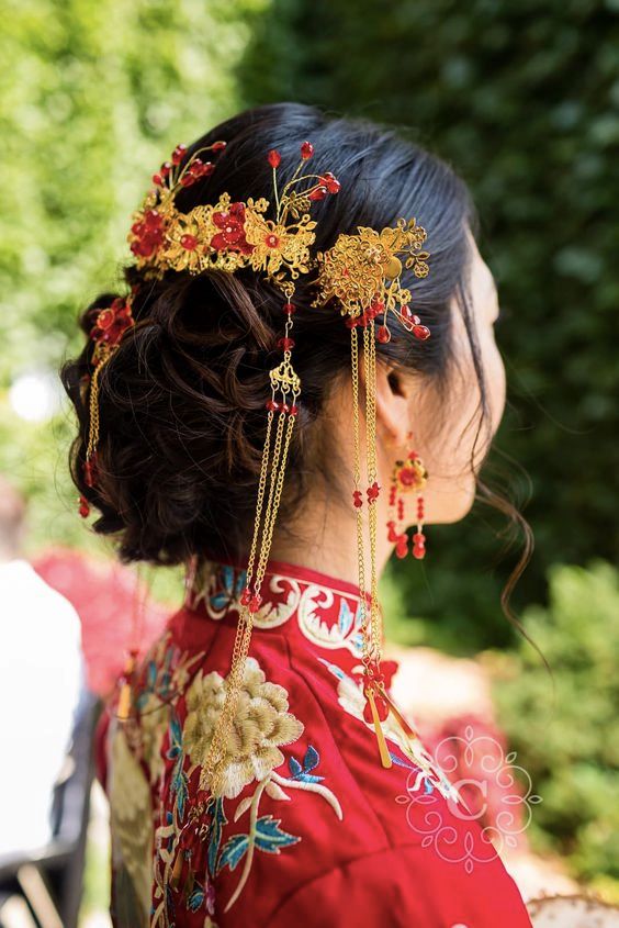 Chinese wedding bride's attire