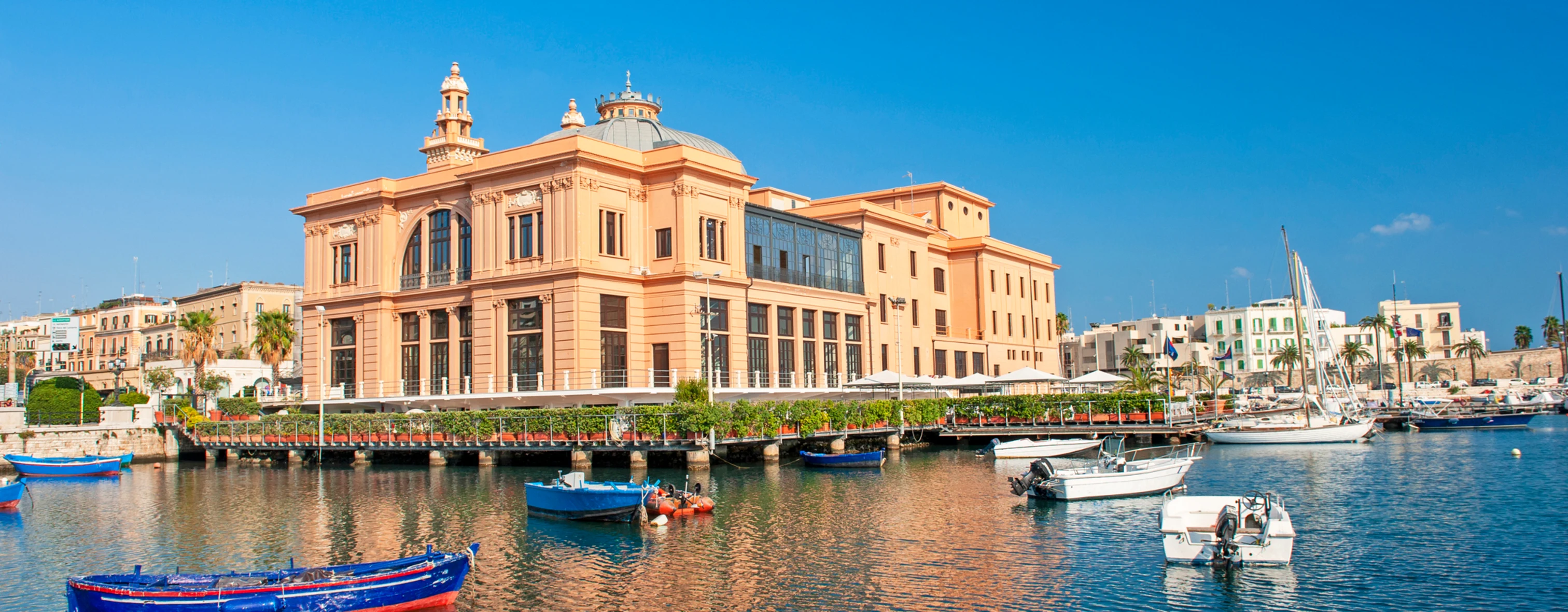 Il Teatro Margherita di Bari visto dal mare