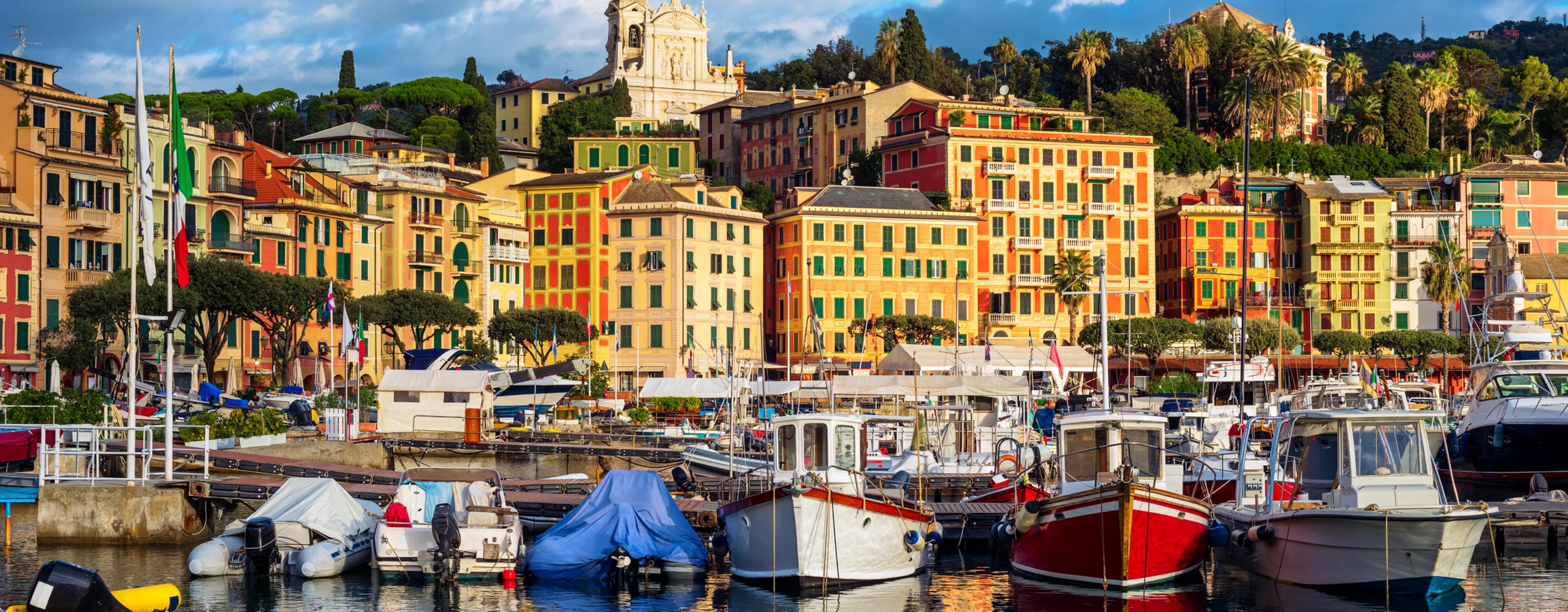 Alcune barche ormeggiate nel porto di Santa Margherita e le tipiche case sullo sfondo