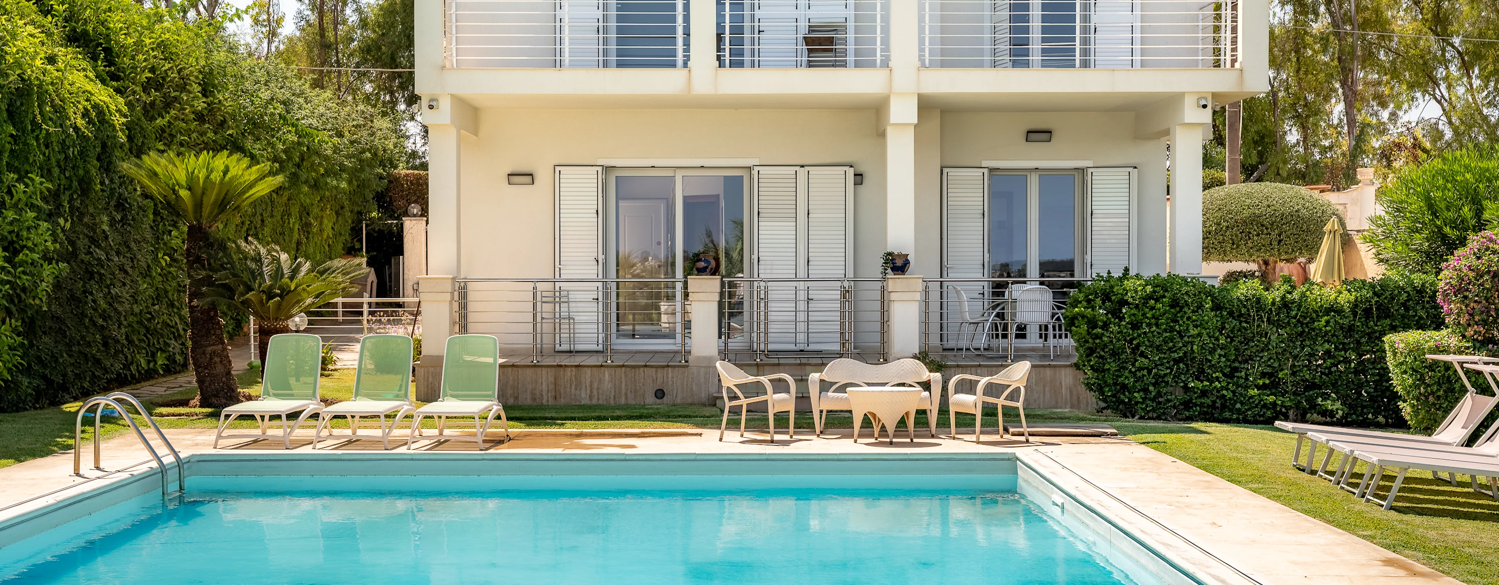 Gli esterni con piscina di una villa a Siracusa gestita da Wonderful Italy, circondata da un grande giardino privato
