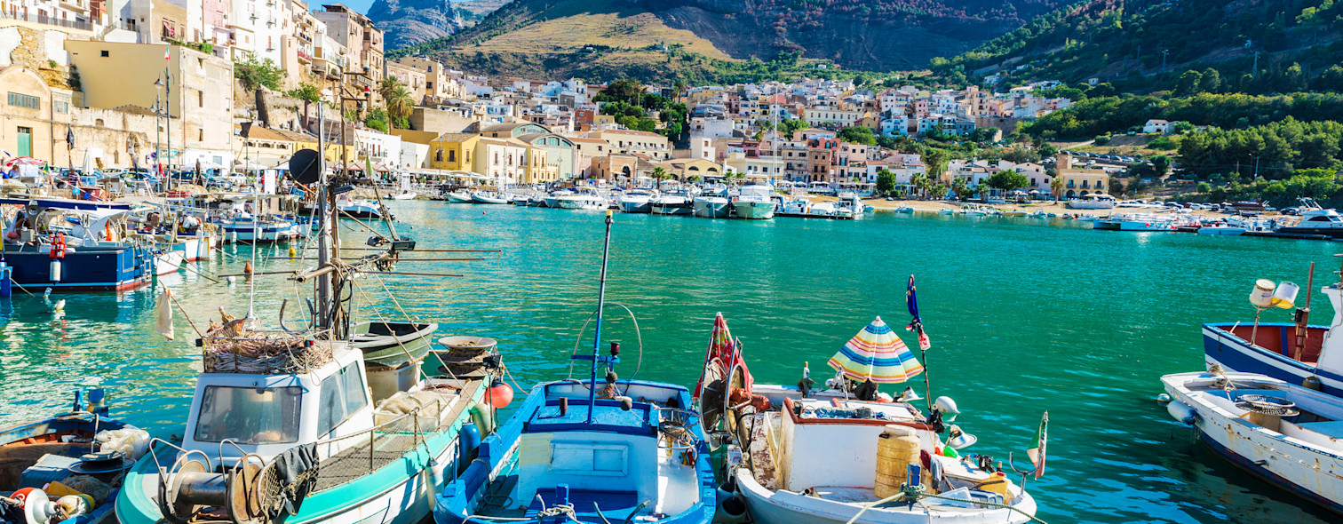 Alcune barche ormeggiate nel porticciolo di Castellammare del Golfo, Sicilia