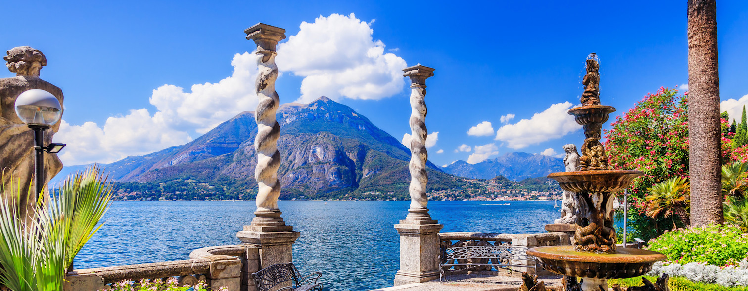 Gli esterni di una villa storica sul Lago di Como con sfondo le montagne circostanti