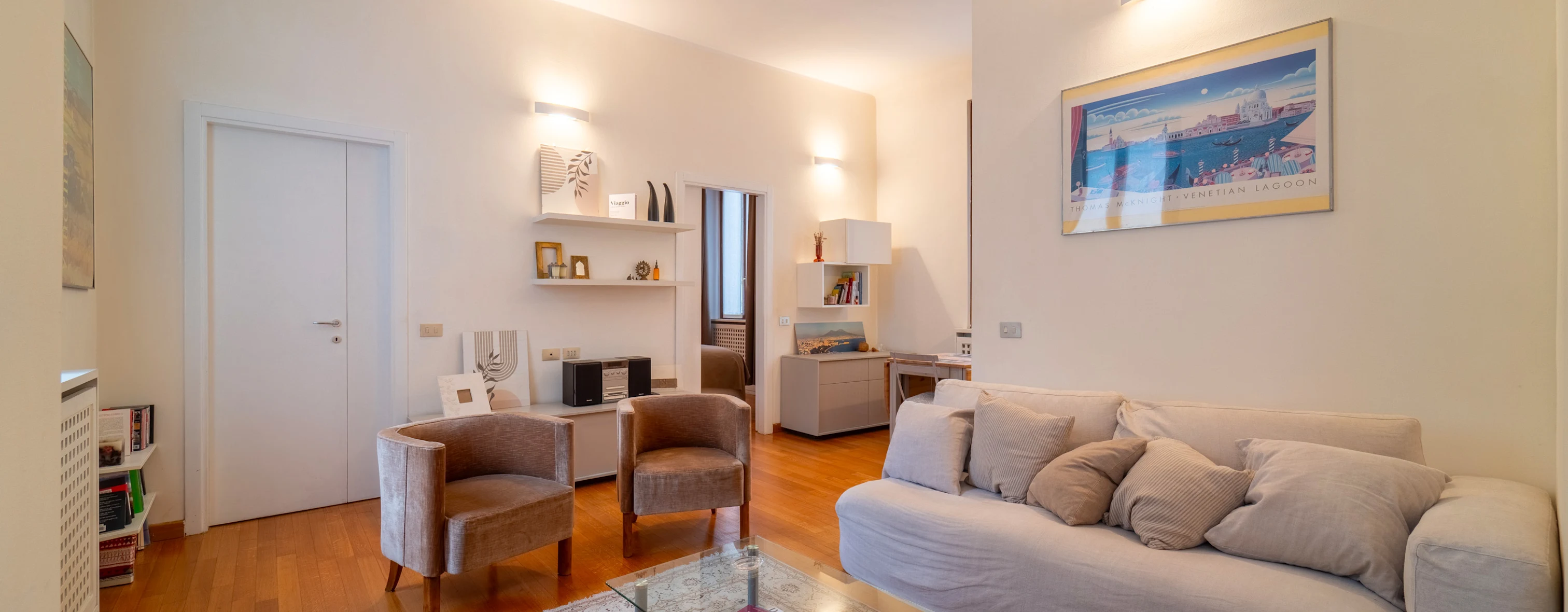 Salone arredato di una casa gestita da Wonderful Italy con tavolino, poltrone e divano