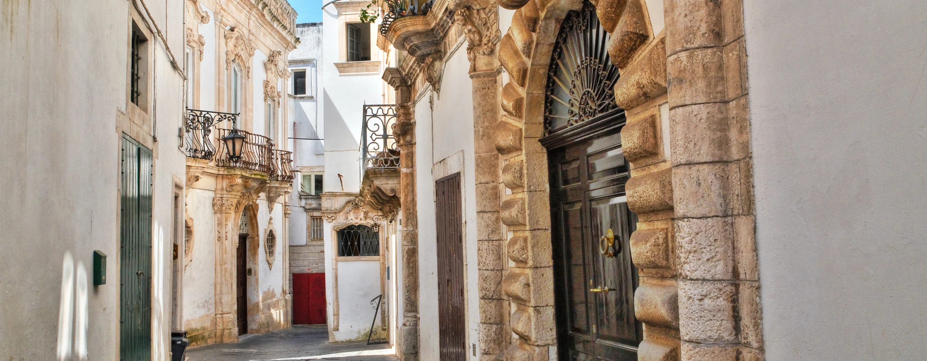 Scorcio di una vicolo di Martina Franca con le case in primo piano
