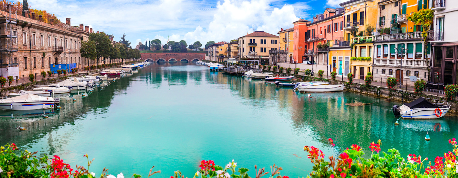Il molo di Peschiera del Garda con diverse barche ormeggiate