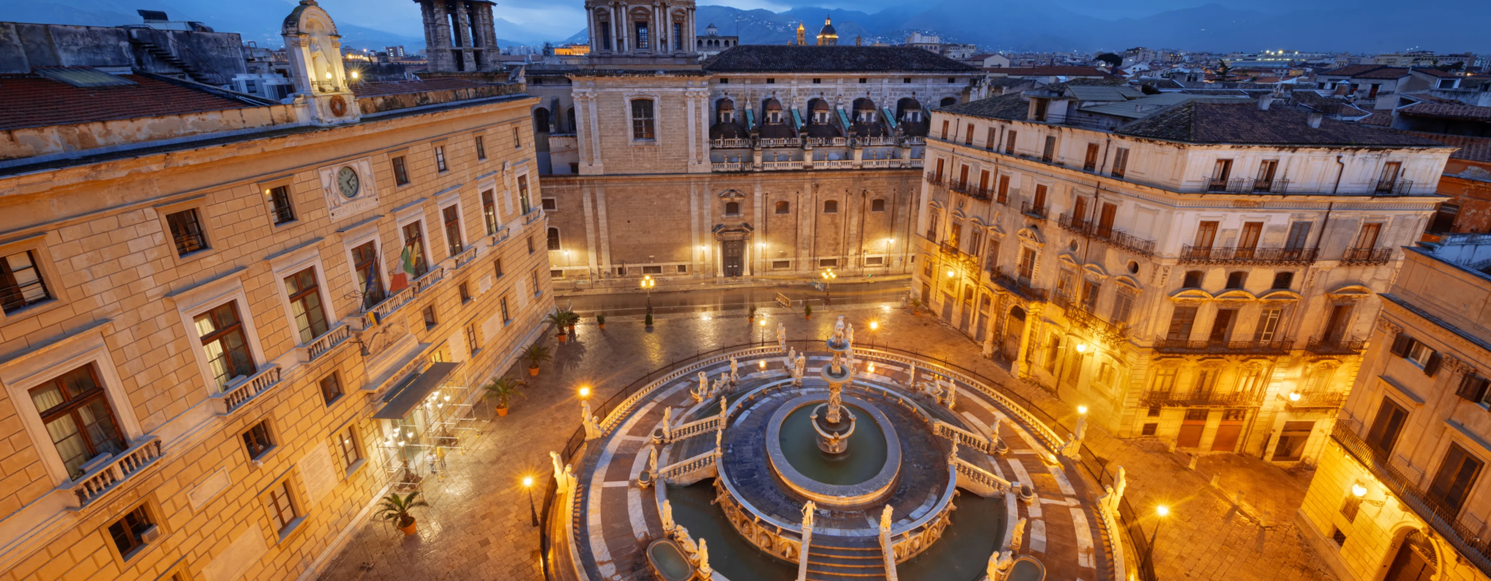 Vista aerea in notturna di una piazza della città di Palermo