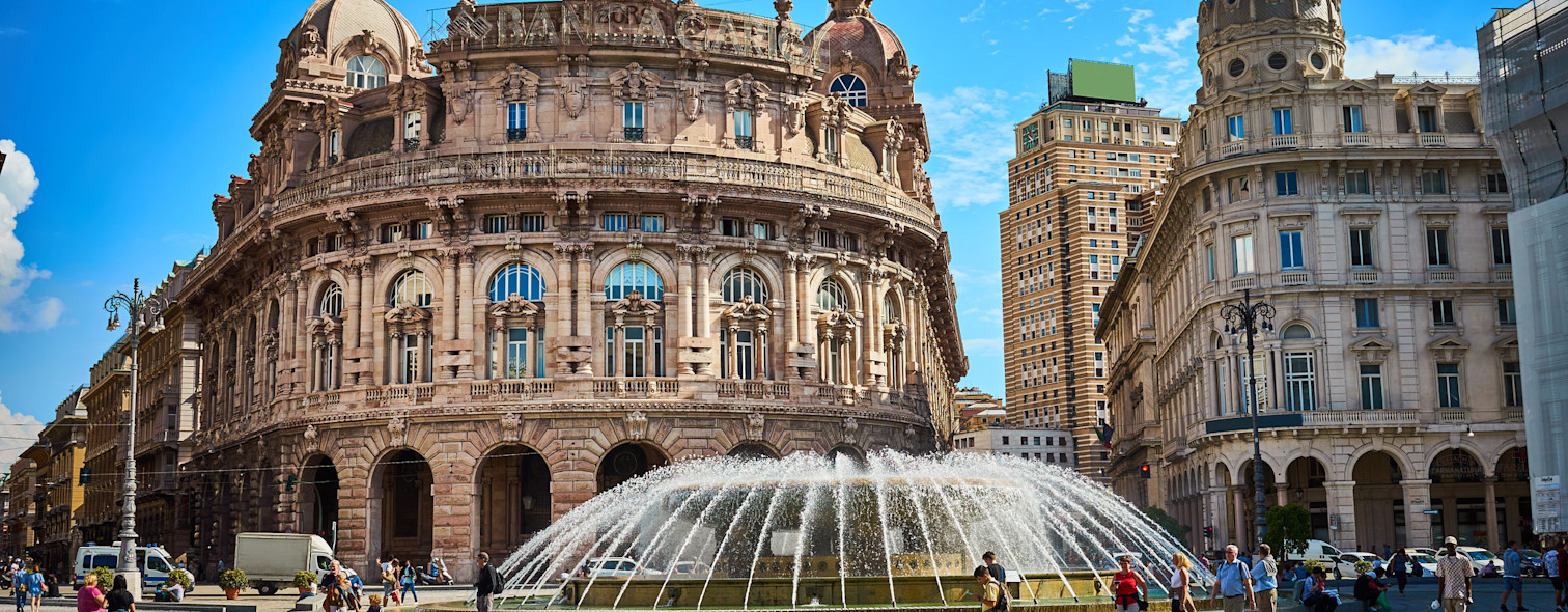 Piazza De Ferrari a Genova in un giorno di sole