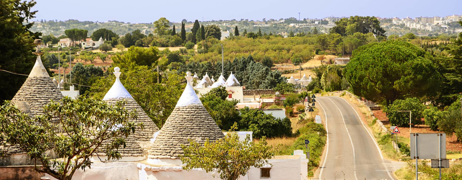 Scorcio della campagna pugliese con un gruppo di trulli in primo piano