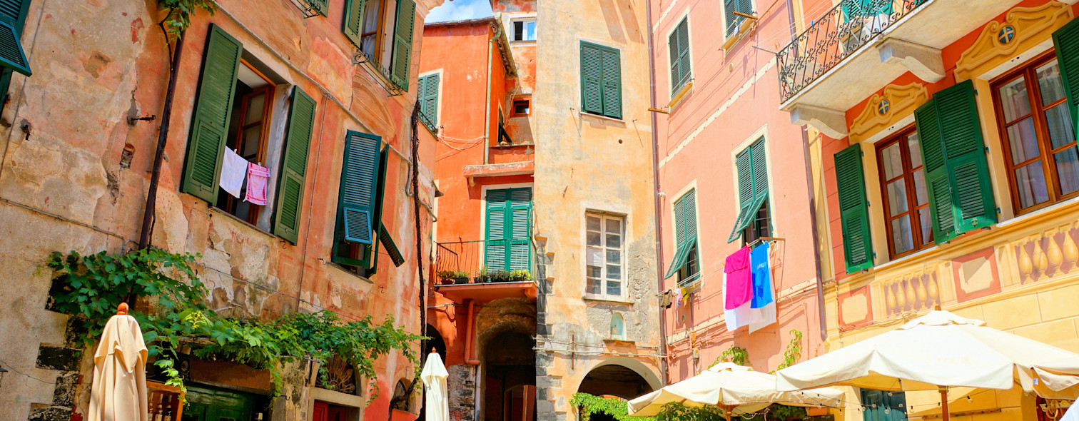Il centro storico di Monterosso nelle Cinque Terre, caratterizzato da case colorate