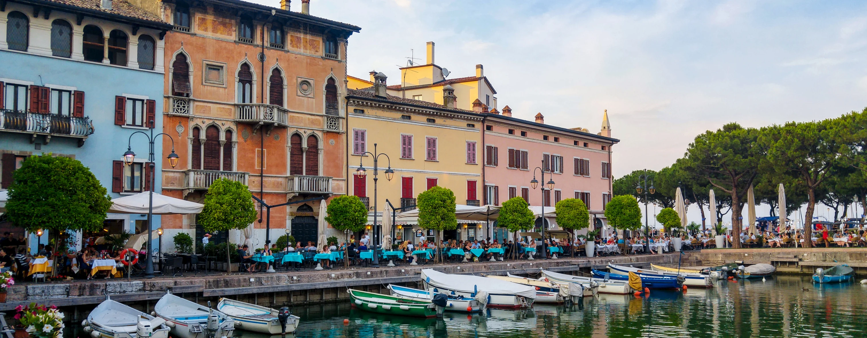 Barche ormeggiate nel centro di Desenzano del Garda