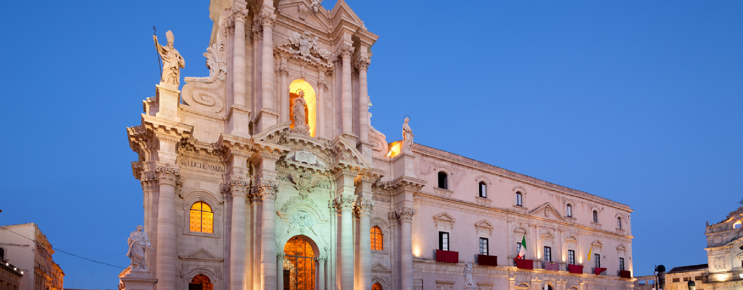 La Cattedrale Metropolitana della Natività di Maria Santissima a Siracusa, fotografata di sera