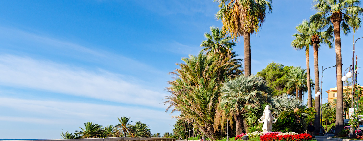 Una piazza di Sanremo con palme e aiuole