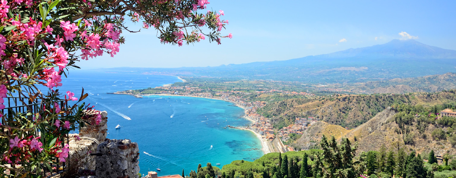 Scorcio di Taormina vista dall'alto in un giorno di primavera