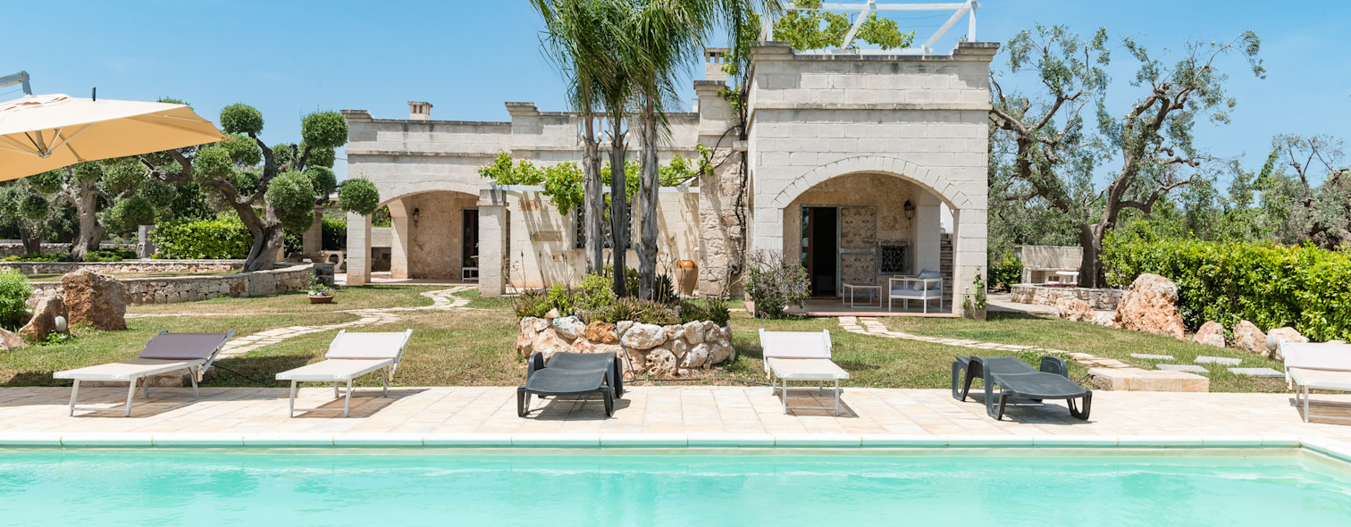 Esterni di una villa con piscina in Puglia