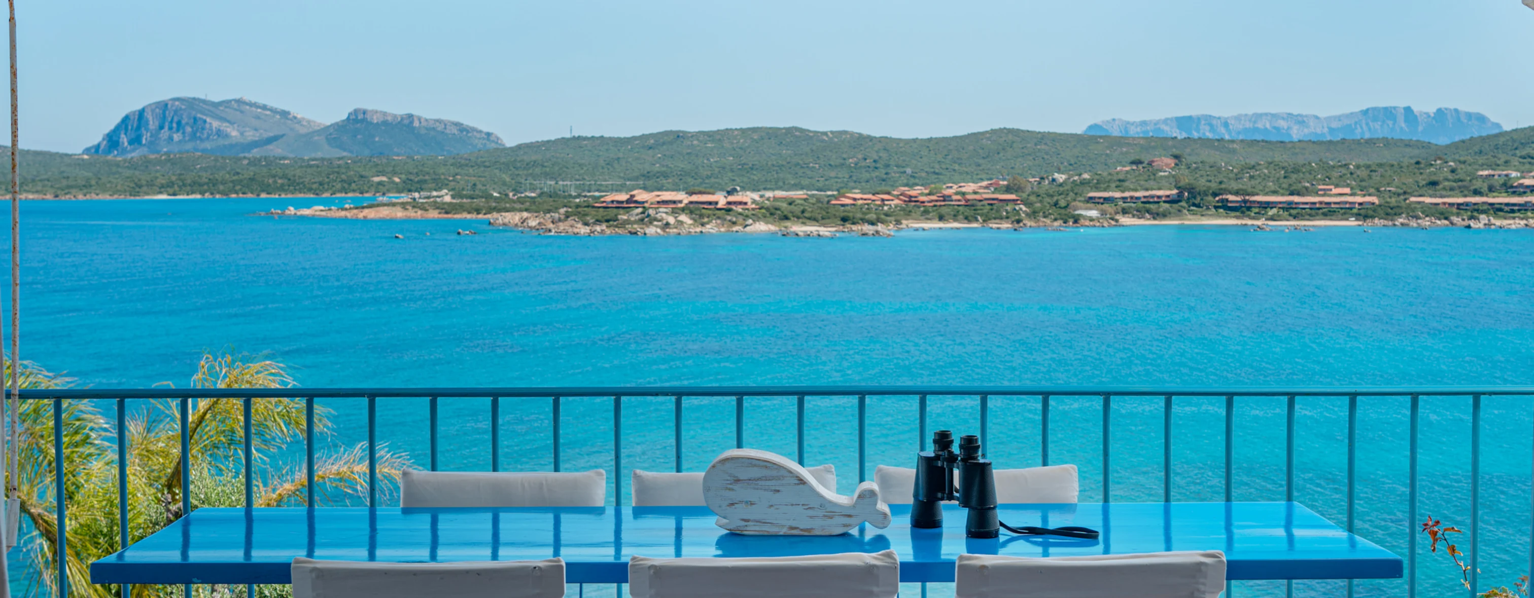 La vista sul mare da un terrazzo arredato di una casa in Sardegna gestita da Wonderful Italy