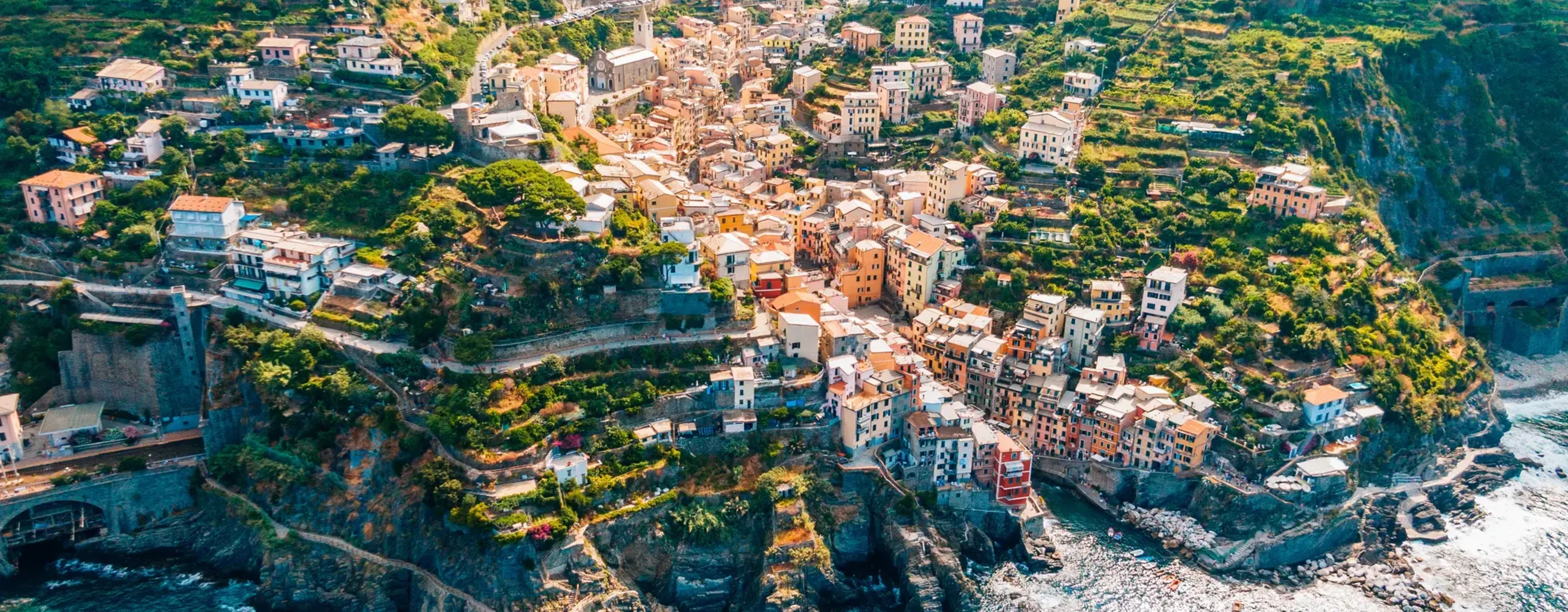 Un paese in Liguria che si affaccia sul mare in tempesta