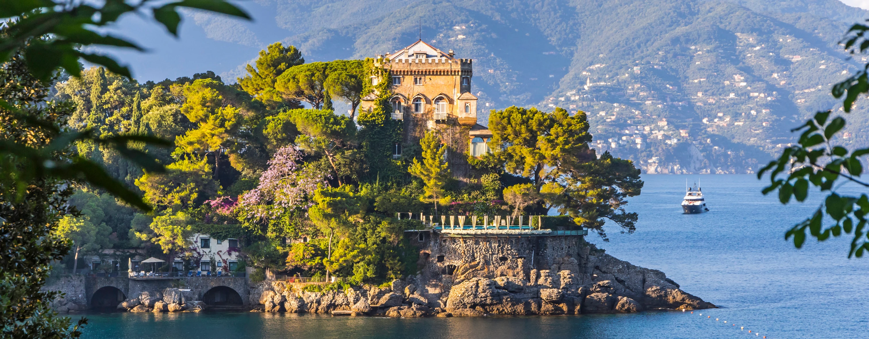 Uno scorcio di Santa Margherita Ligure vista dal mare che la circonda