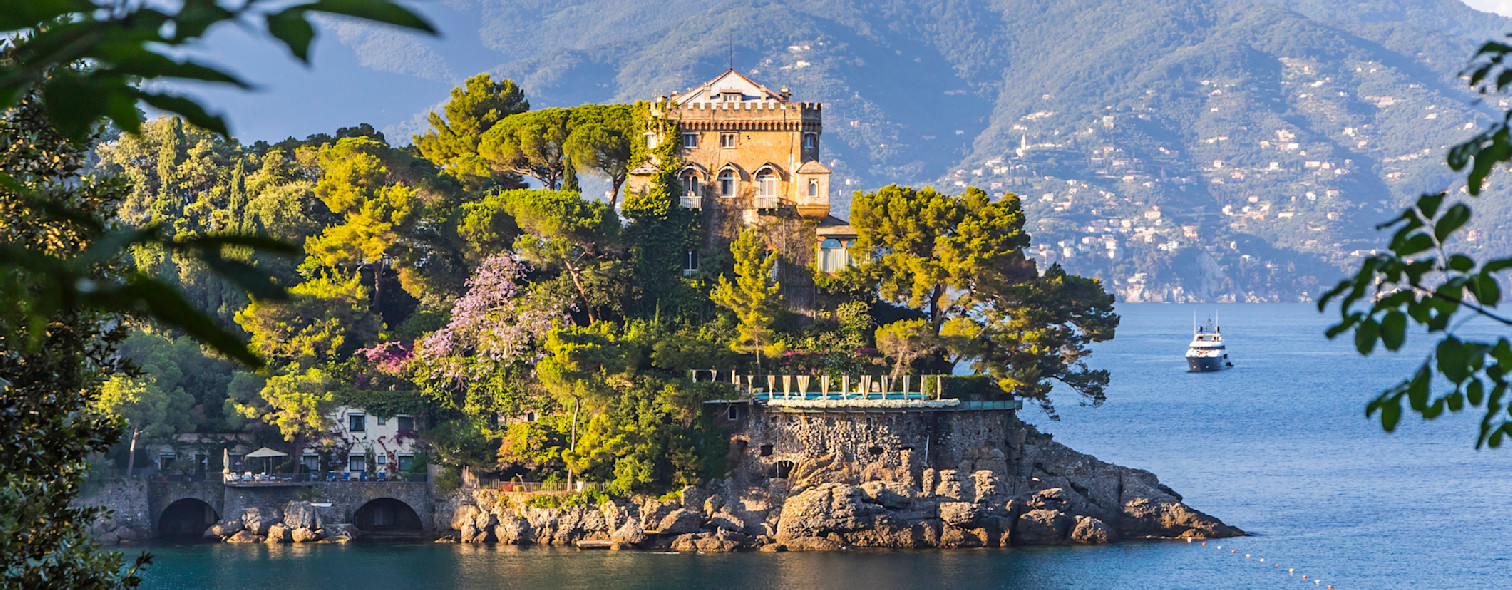 Uno scorcio di Santa Margherita Ligure vista dal mare che la circonda