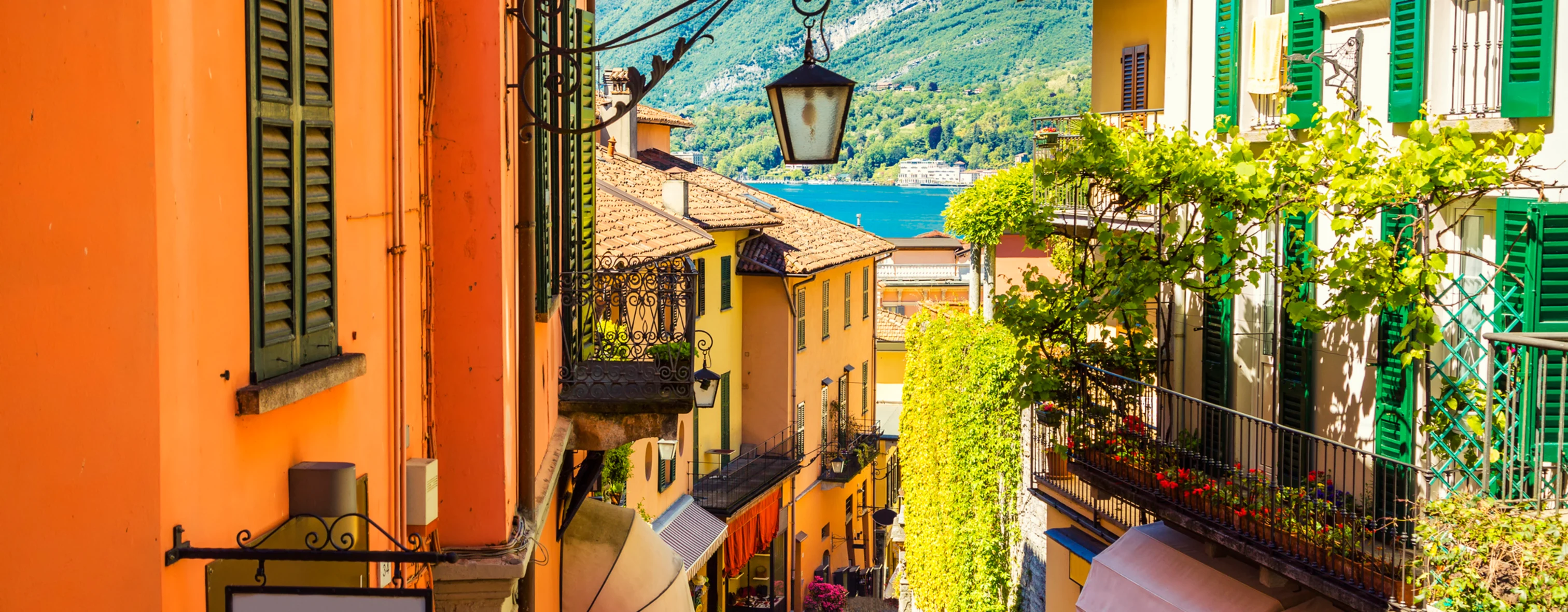 Scorcio di Bellagio con bar e vista sul Lago di Como