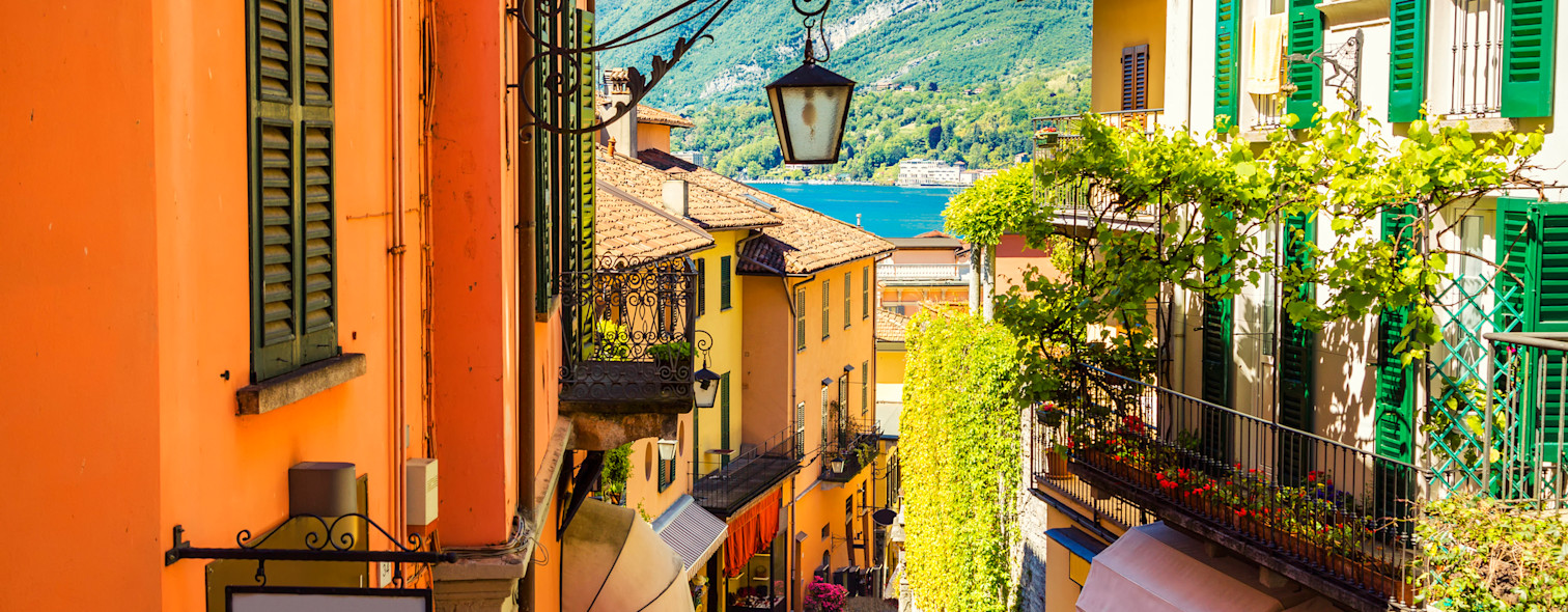 Scorcio di Bellagio con bar e vista sul Lago di Como