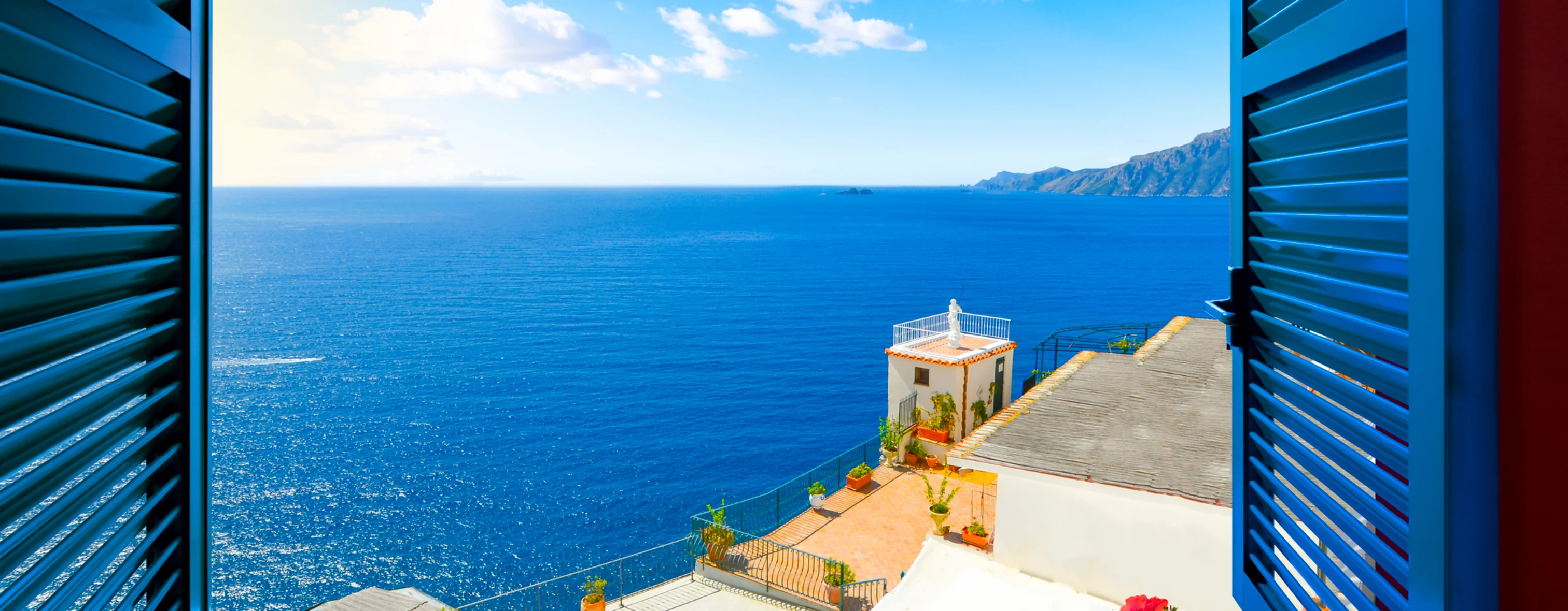 La vista del mare dalla finestra di una casa in Sud Italia