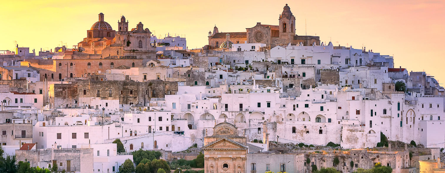 La città di Ostuni vista al tramonto dalla campagna adiacente