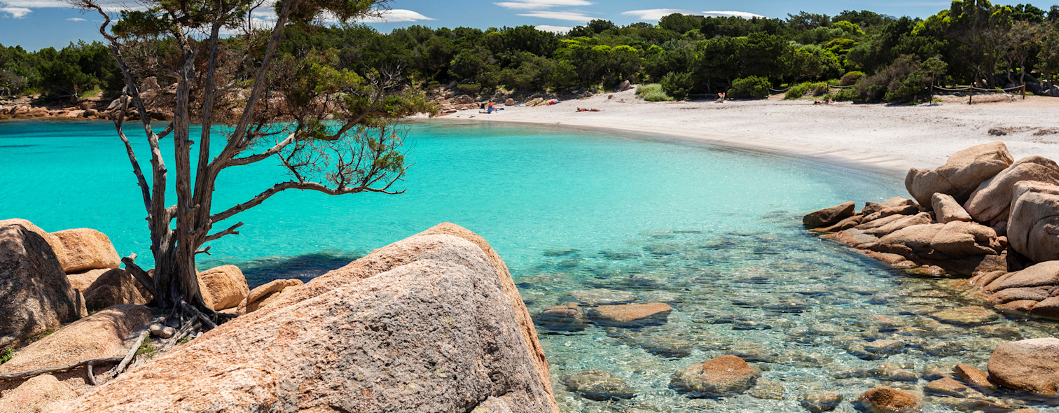 Scogliera e mare cristallino di una piccola spiaggia in Costa Smeralda