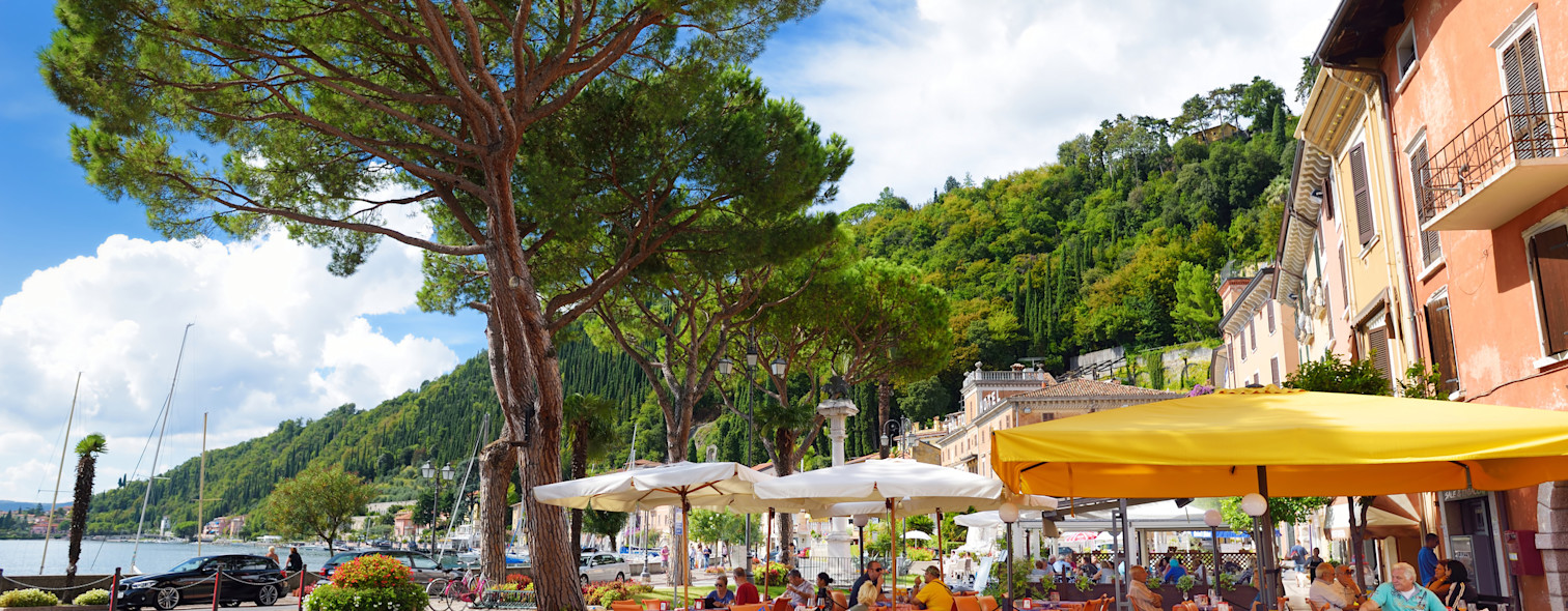 Glimpse of a lakeside bar in Toscolano-Maderno