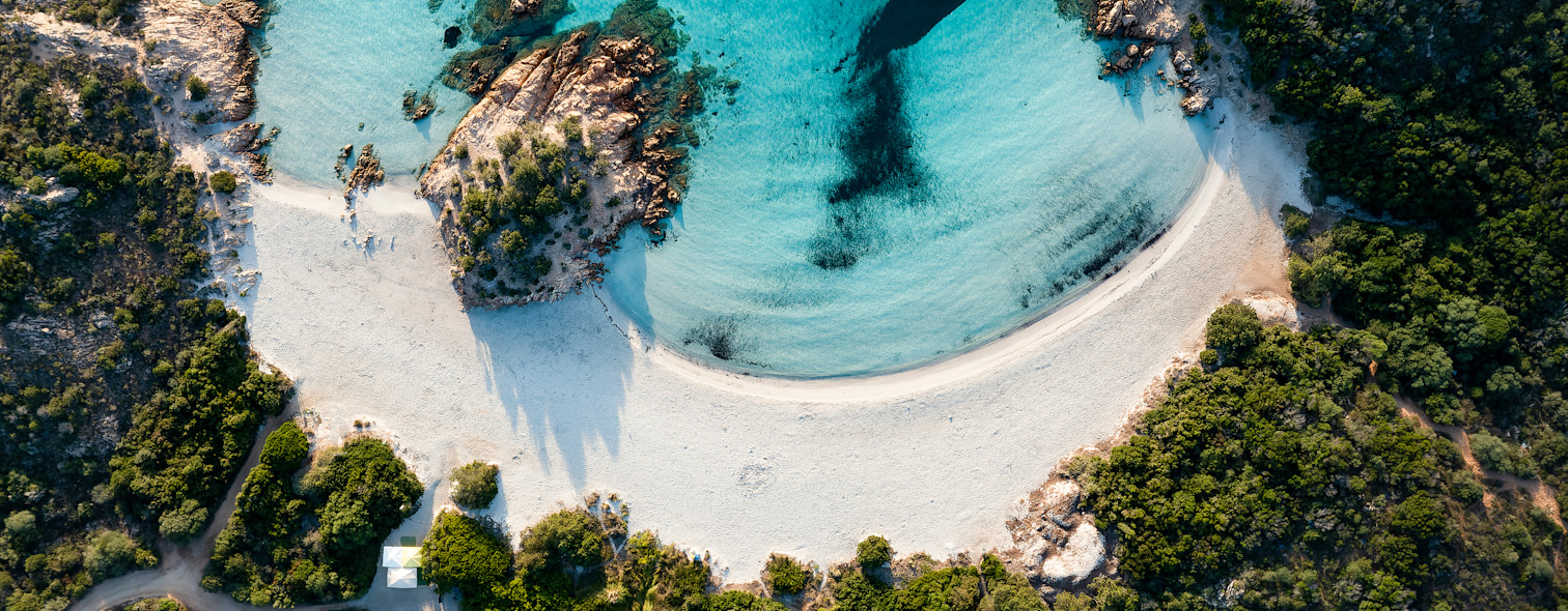 Una baia in Sardegna vista dall'alto