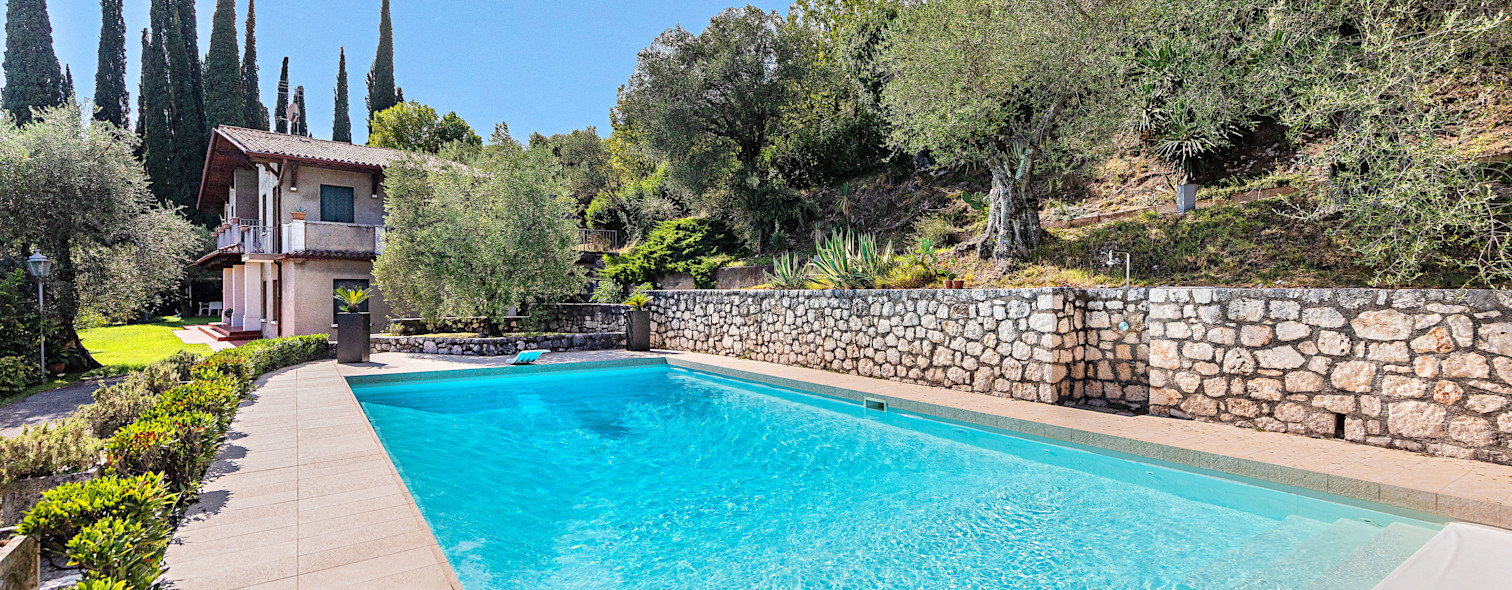 The private pool of a villa managed by Wonderful Italy on Lake Garda