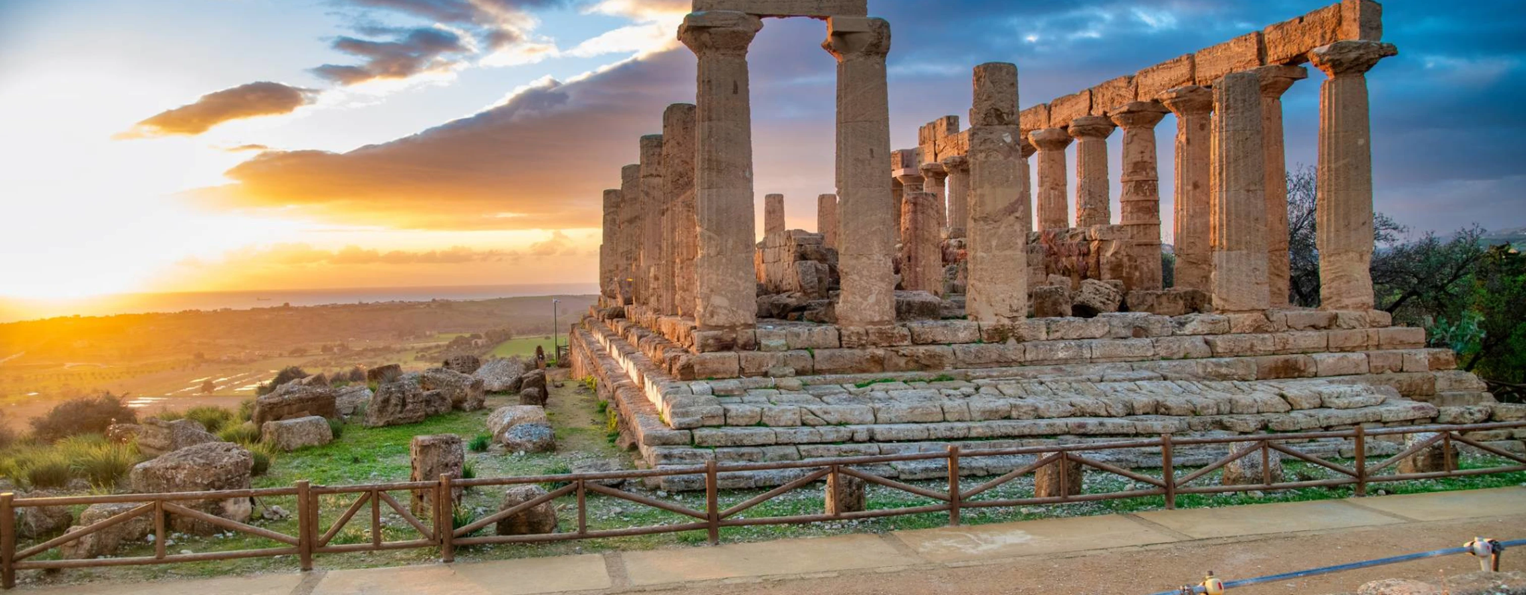 Vista di un tempio greco in Sicilia al tramonto