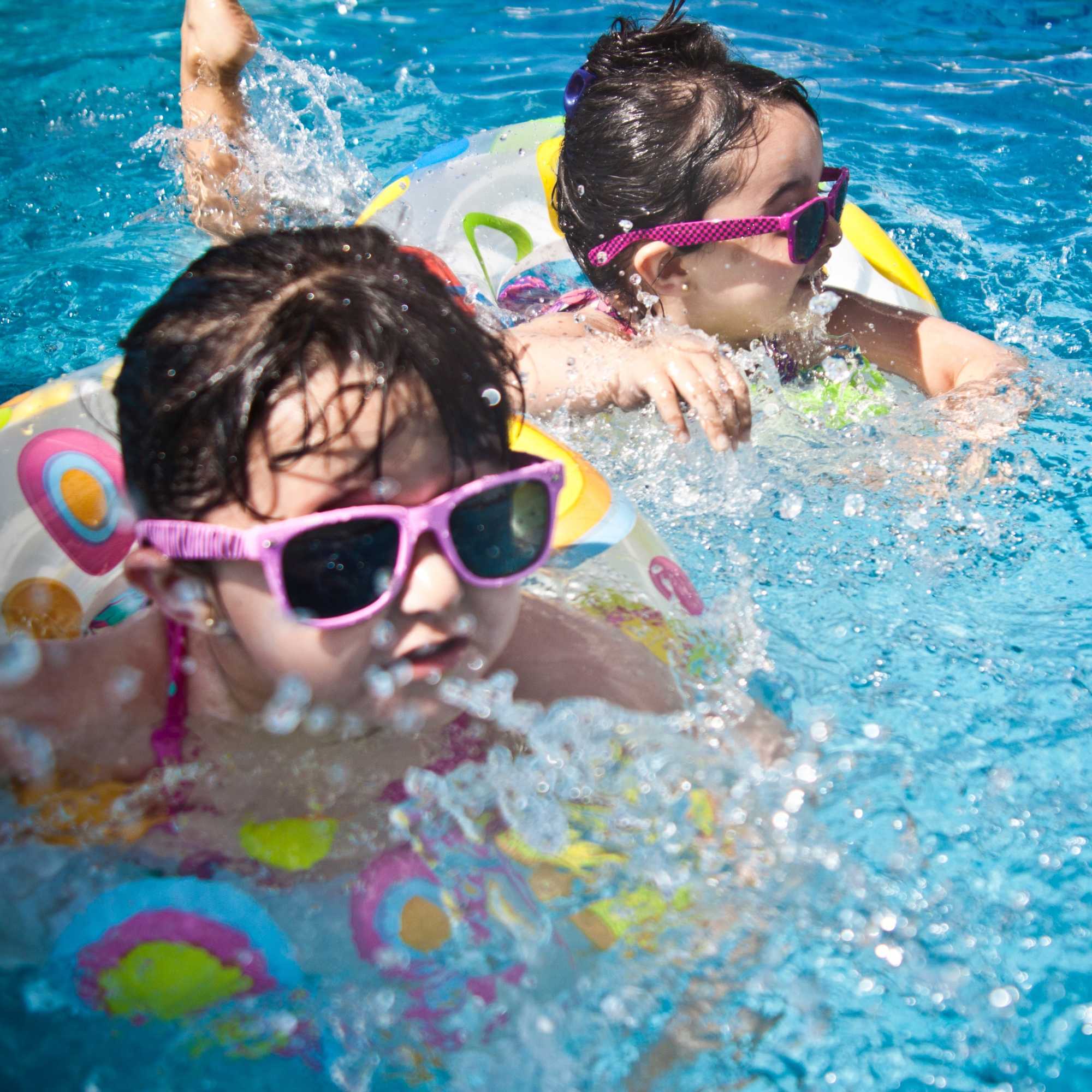 kids-swimming-in-pool