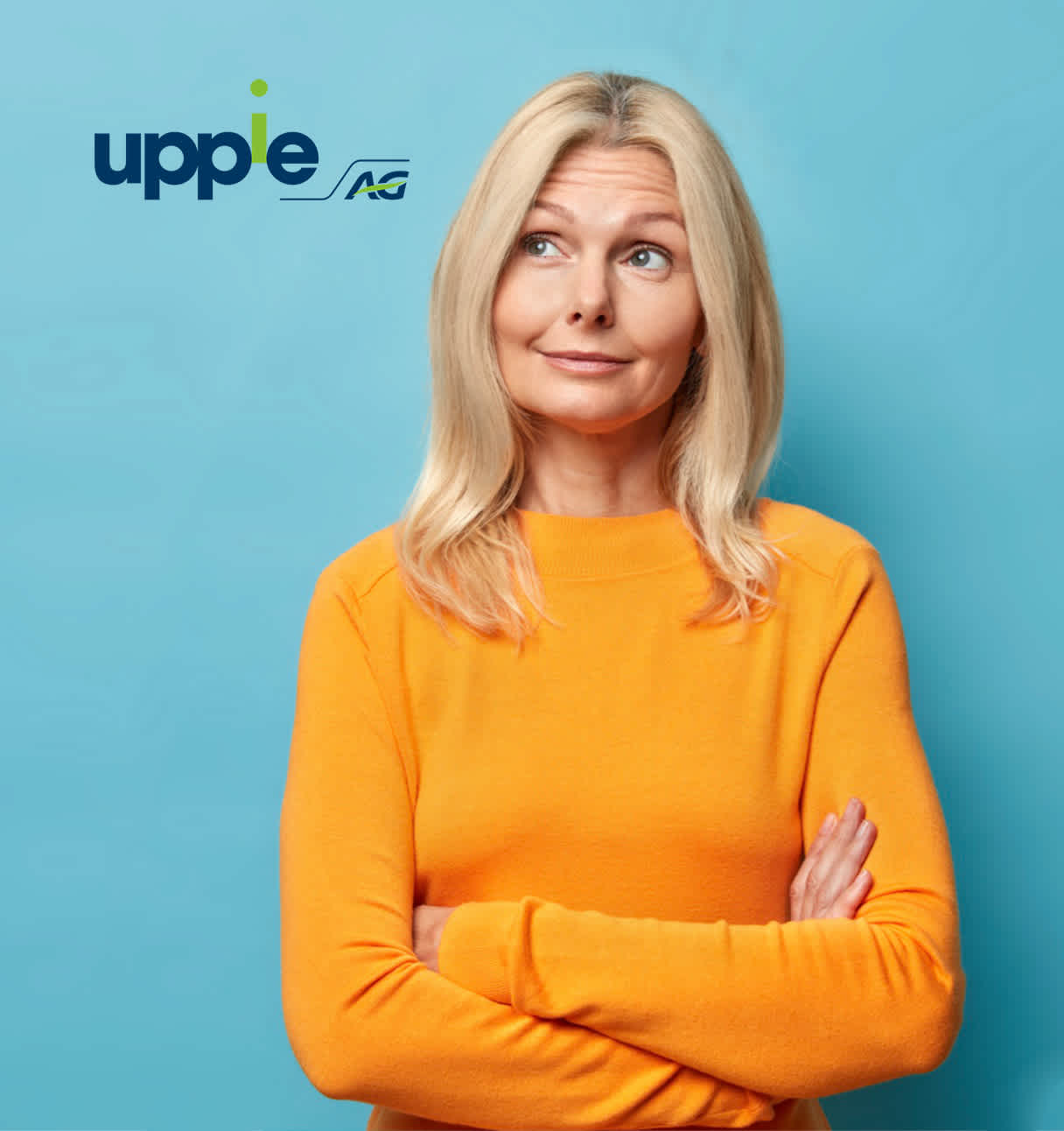 topblock-senior-woman-wearing-an-orange-shirt-looking-up uppie
