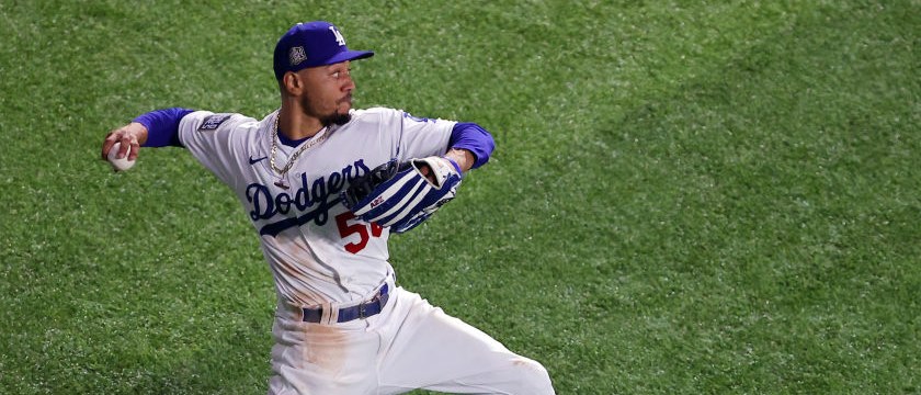 r-mlb-dodgers-mookie-betts-231020.jpg