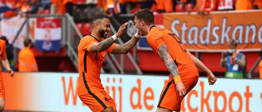 r-soccer-netherlands-depay-weghorst-160621.jpg
